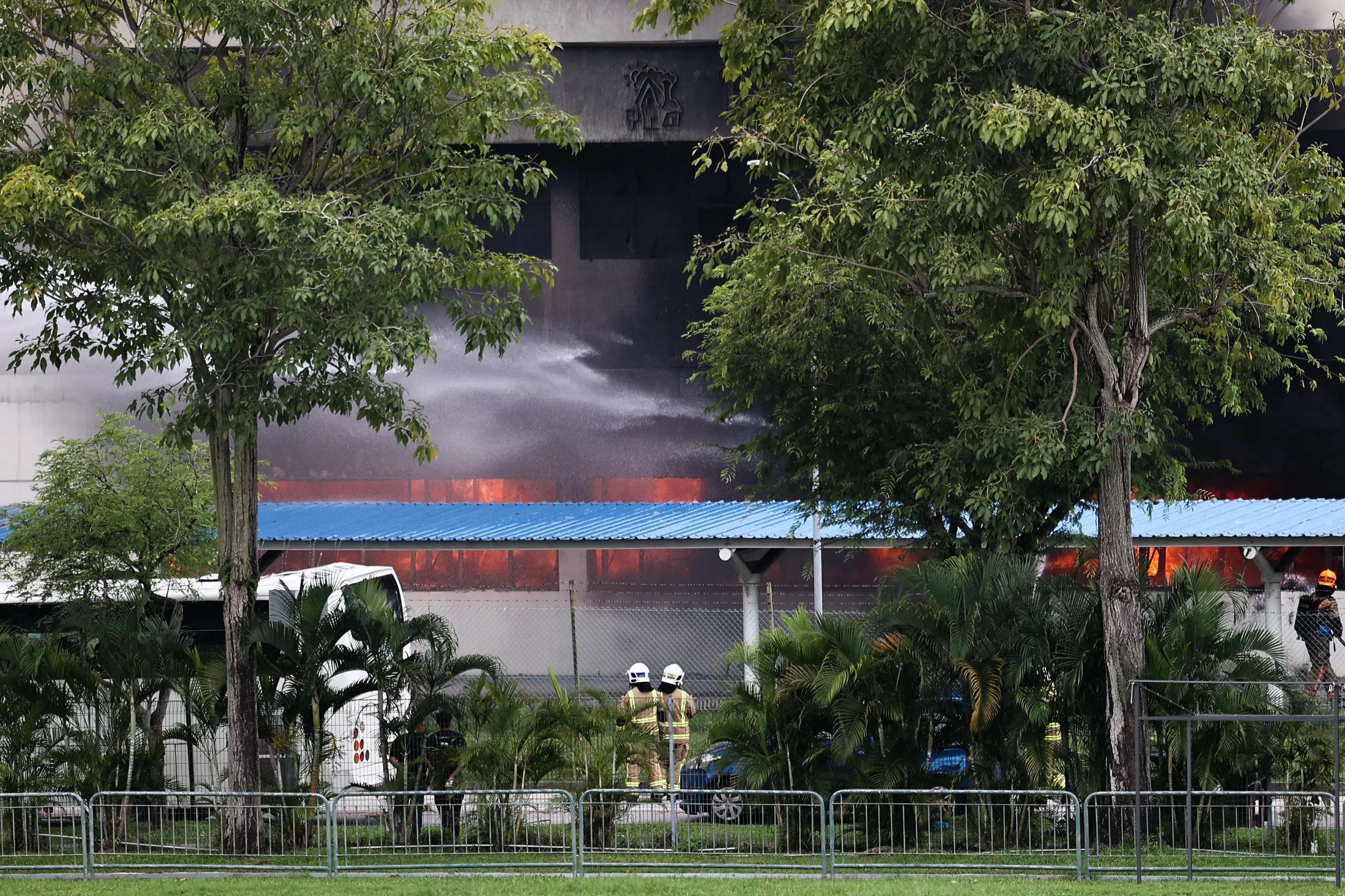 这起火患发生在淡滨尼92街18号的TC HomePlus，这是一家床上用品的批发商。（陈渊庄摄）