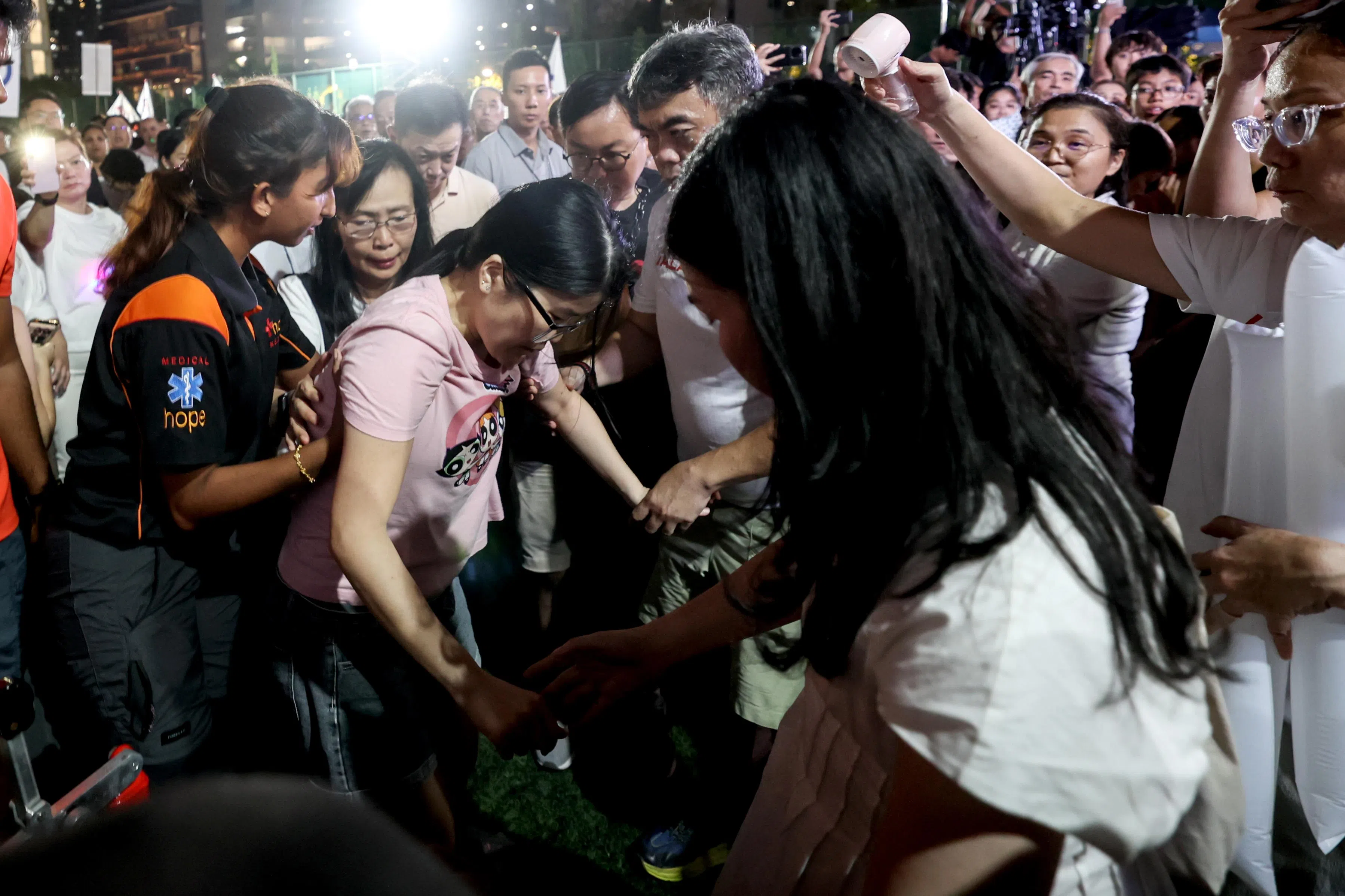 惹兰加由区群众大会进行到黄志明发言时，一名女观众不知何故晕倒，大会暂停约五分钟。女子接受初步医疗护理后离场，黄志明继续发言。（关俊威摄）