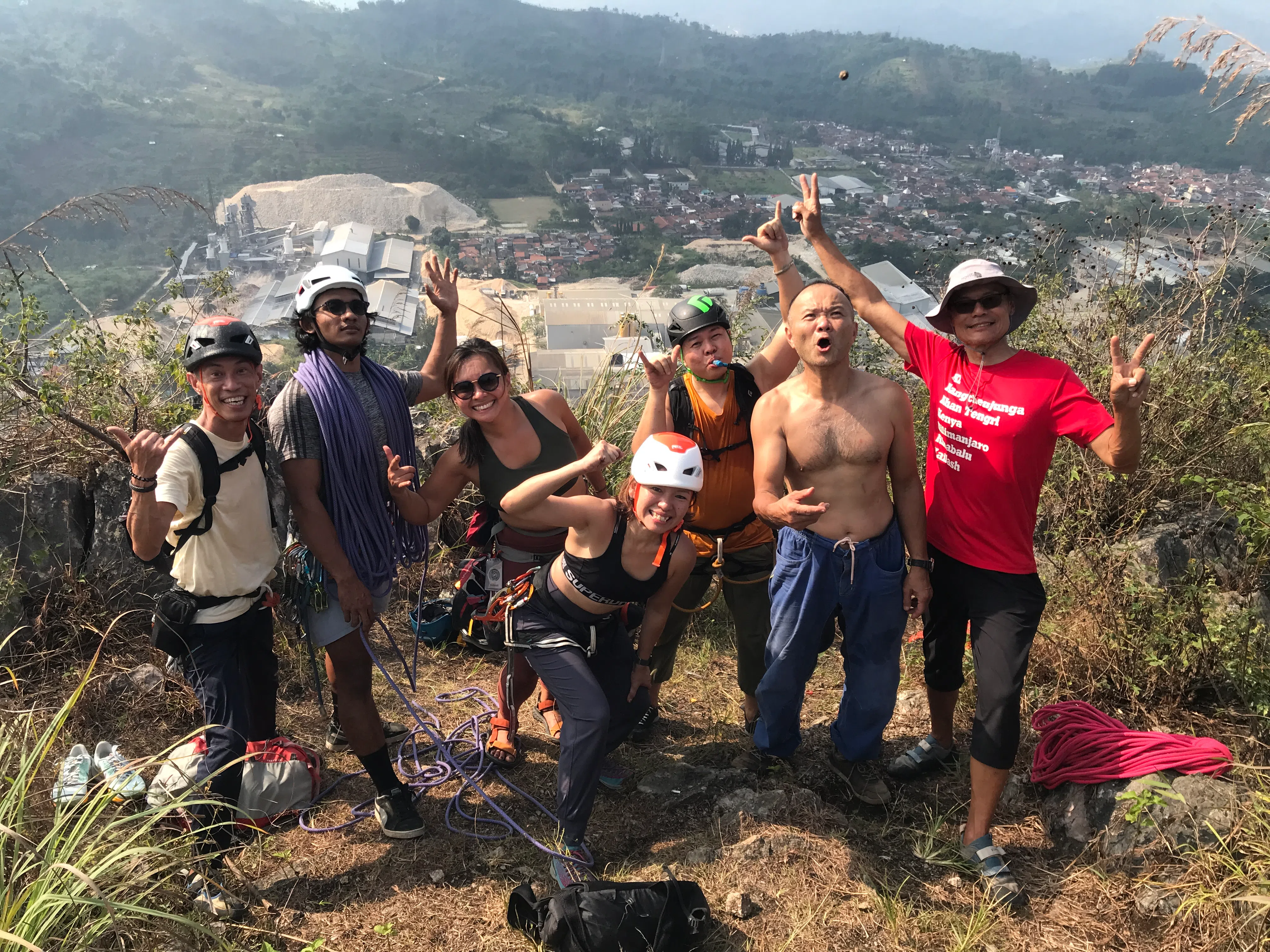 吴宁志与朋友在一起到印尼西爪哇万隆进行多段攀岩，攻顶成功！（受访者提供）