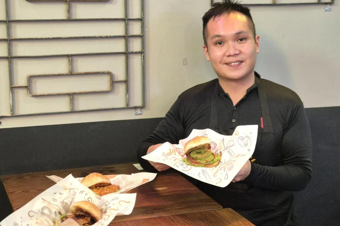 黄麒豪希望通过“Wok Hei Burger”，让食客尝到平价但优质的汉堡。（陈爱薇摄）