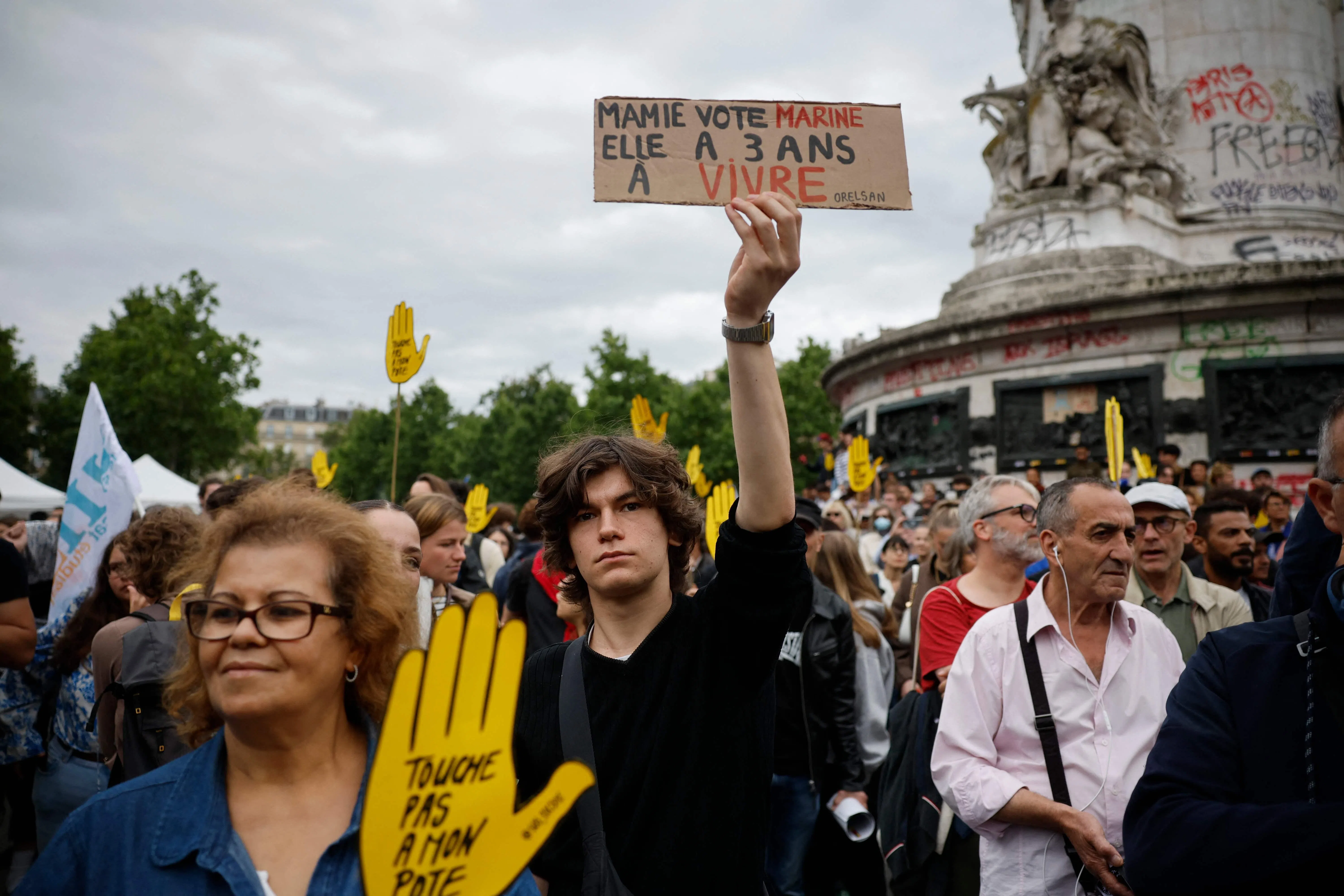 7月3日，法国民众在巴黎共和广场参加反对极右翼的集会。（法新社）
