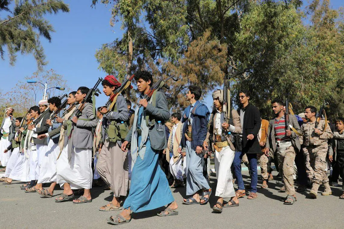 胡塞武装新兵星期四（2月1日）在也门首都萨那参加游行，以表达支持加沙地带的巴勒斯坦人。（路透社）