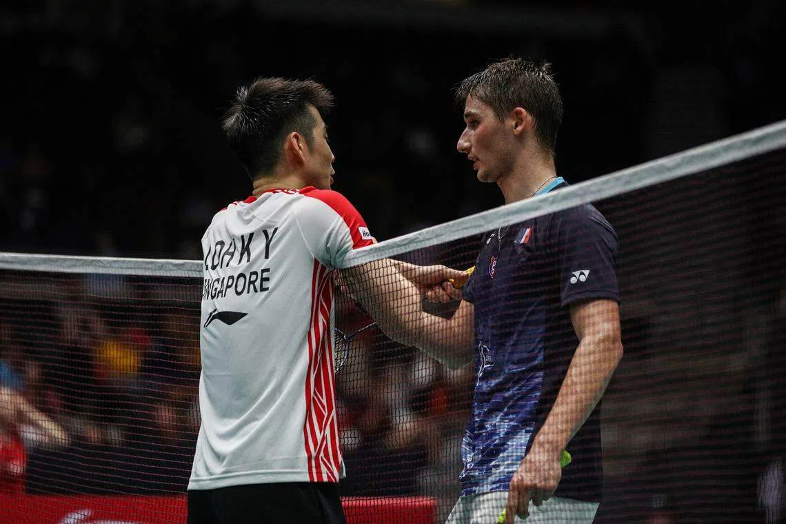 比赛结束后，骆建佑（左）与波波夫在网前握手。（白艳琳摄）