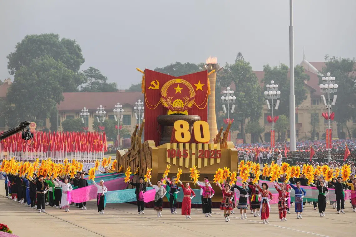 越南9月2日庆祝国家独立80周年庆，阅兵彩车在河内的庆典中亮相。（路透社）