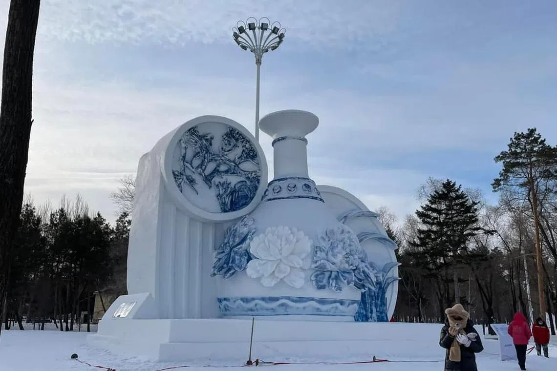 青花瓷雪雕有两三层楼高，既雄伟又漂亮。（受访者提供）