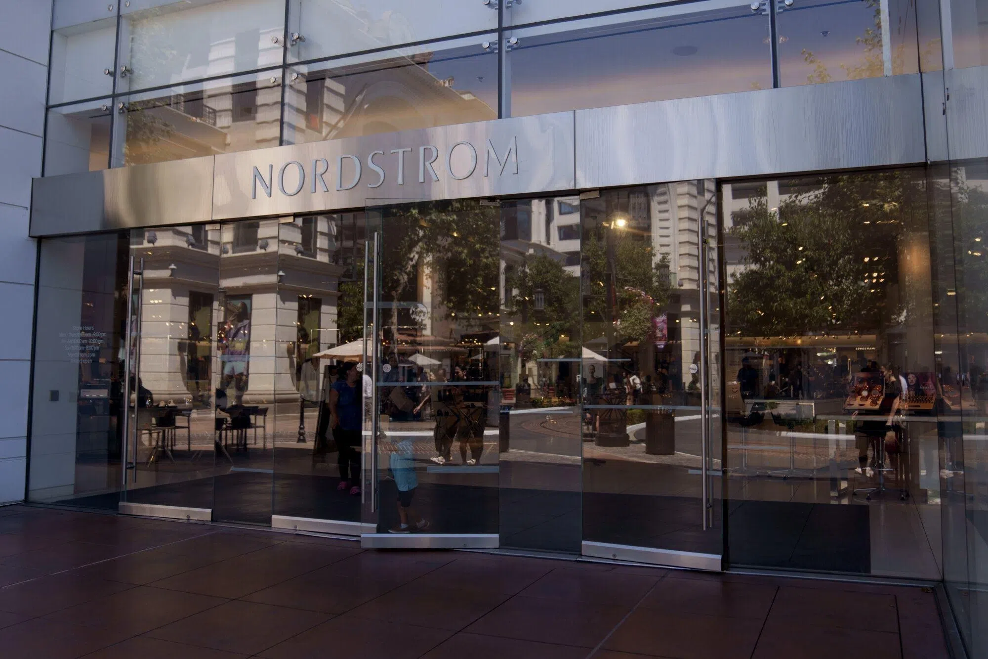 美国高档百货连锁店Nordstrom Inc的第二季度盈利下降。（彭博社）