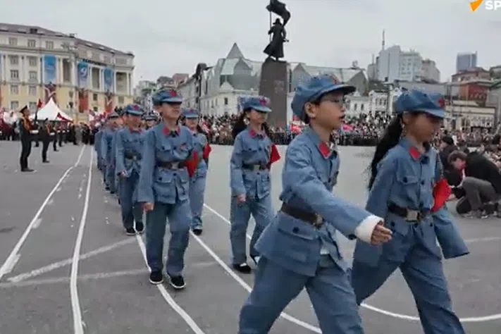 中国小学生参加海参崴阅兵游行引争议 分析指民间历史情结被刺激