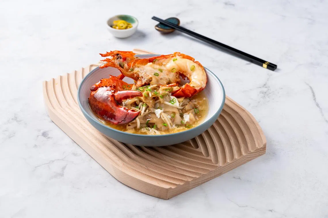 嘉味的波斯顿龙虾滑蛋河粉吃出高级感，河粉炒得有镬气。（餐馆提供）