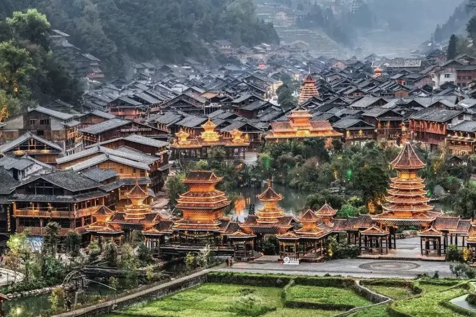 肇兴侗寨的传统建筑风格，与周围的青山绿水，形成一幅古朴而又美丽的山水画。（图/ASA提供）