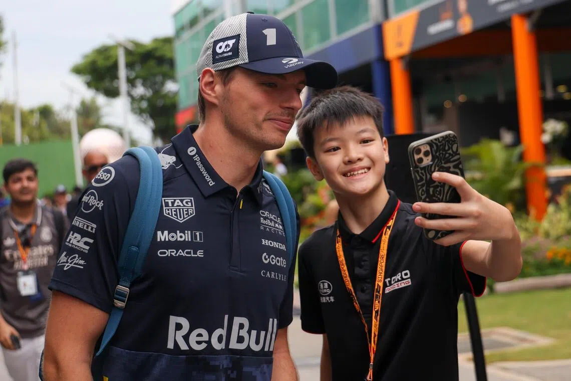 费斯塔彭（左）在围场亲切地和小车迷合照。（张俊杰摄）