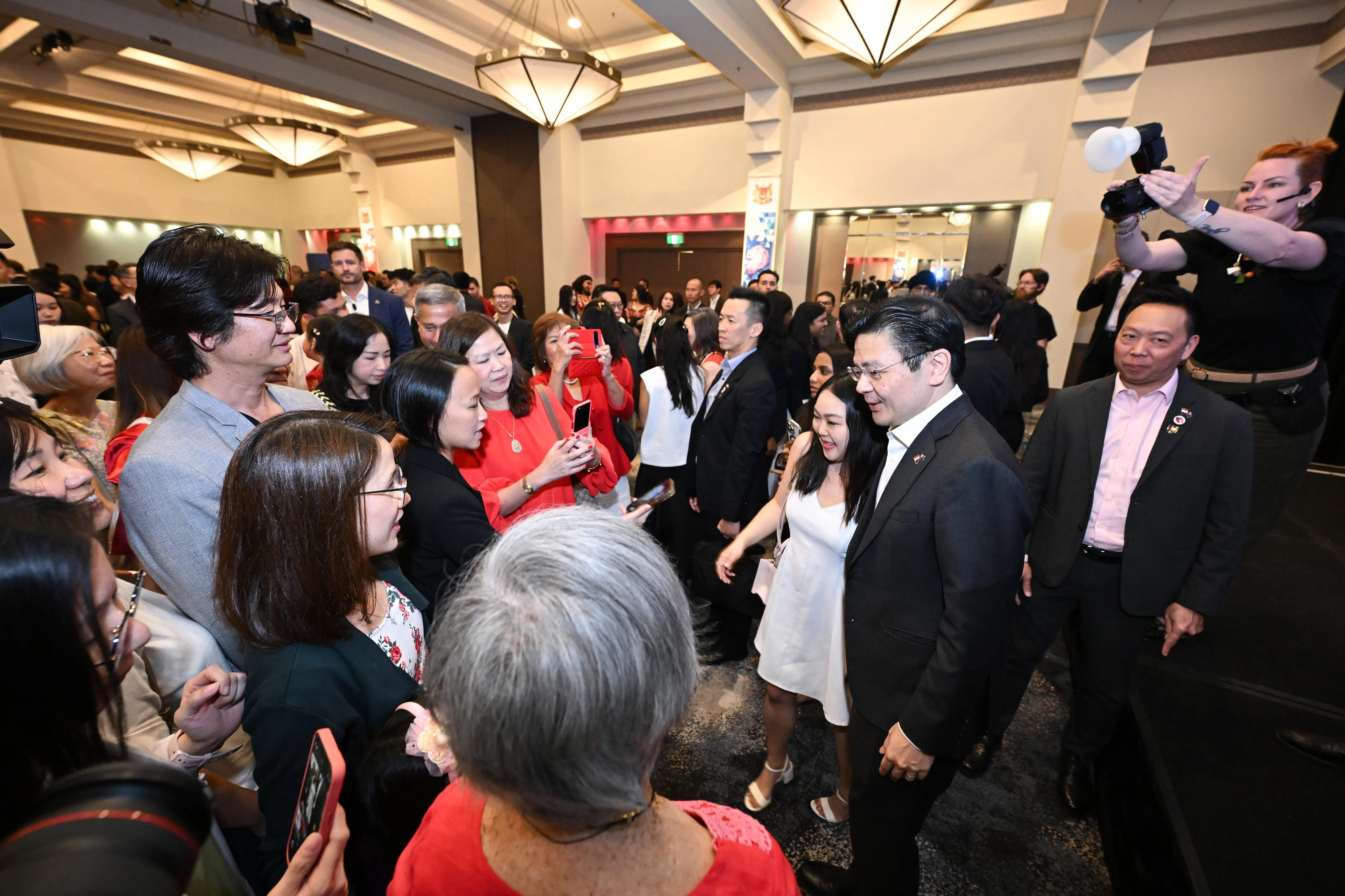 黄循财总理（右三）星期三晚上在澳大利亚首都堪培拉举行的招待会上，与约200名旅居当地的国人见面，一同切蛋糕，欢庆我国60岁生日。（海峡时报）