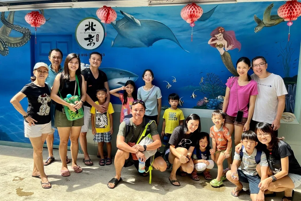 三代同堂出国旅游，不妨多拍照留念。许伟楠（左二）与太太叶玉樱（左一）认为和孩子、外孙们一起出国旅游，有助加强家庭凝聚力。（受访者提供）