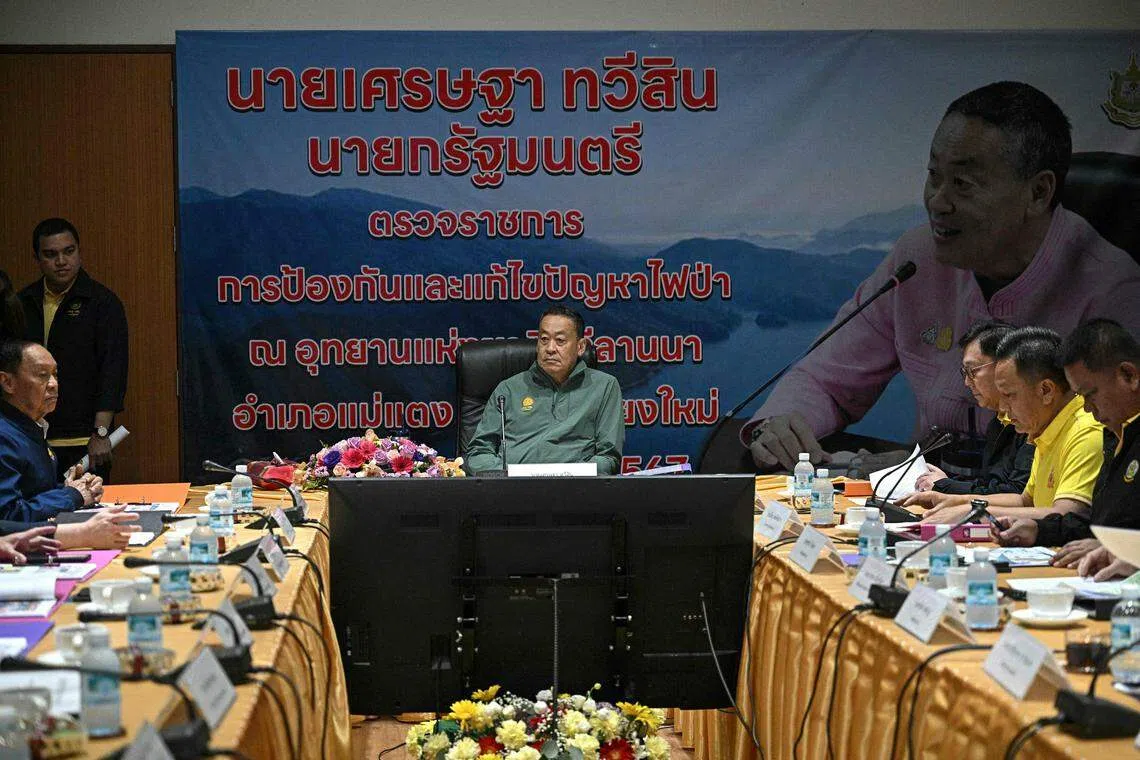 3月16日，泰国首相社德他（中）在清迈府湄阳水库大坝附近的政府办公室聆听空气污染问题会议。（法新社）