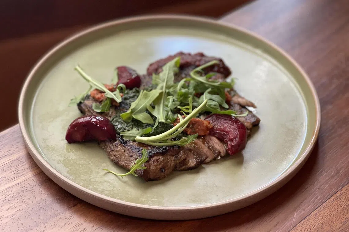 MyX的鲜嫩烤伊比利亚猪肉富有烟熏香气。（黄靖晶摄）