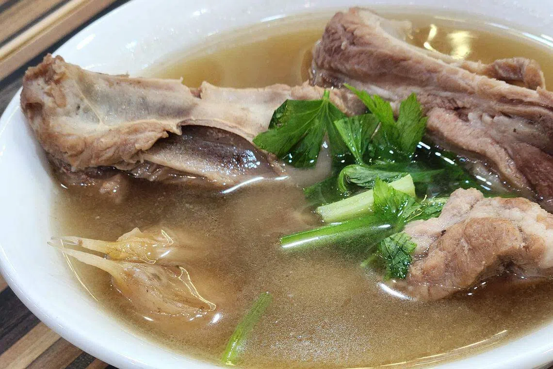 河南肉骨茶的肉骨茶汤底加了药材和辛香料，暖胃也美味。（陈爱薇摄）