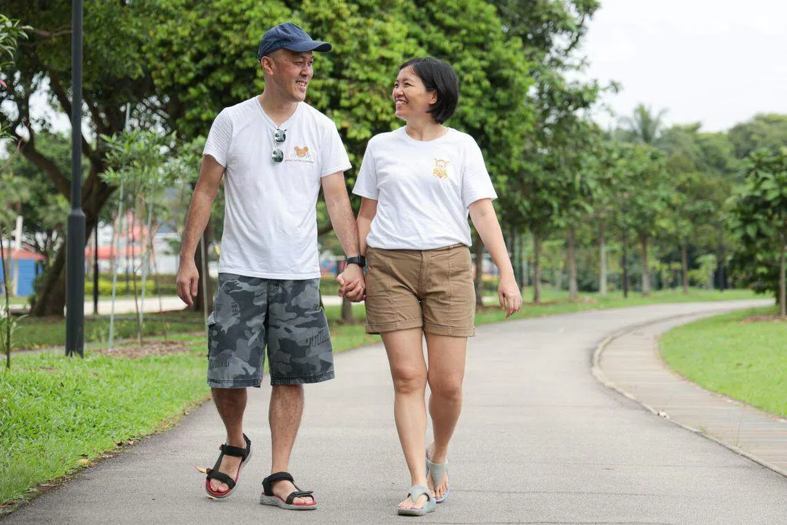 蔡烈铭（左）与卢家盈结婚22年，育有三女二男，五个孩子年龄跨度大；长女今年21岁，小儿子5岁。（李冠卫摄）