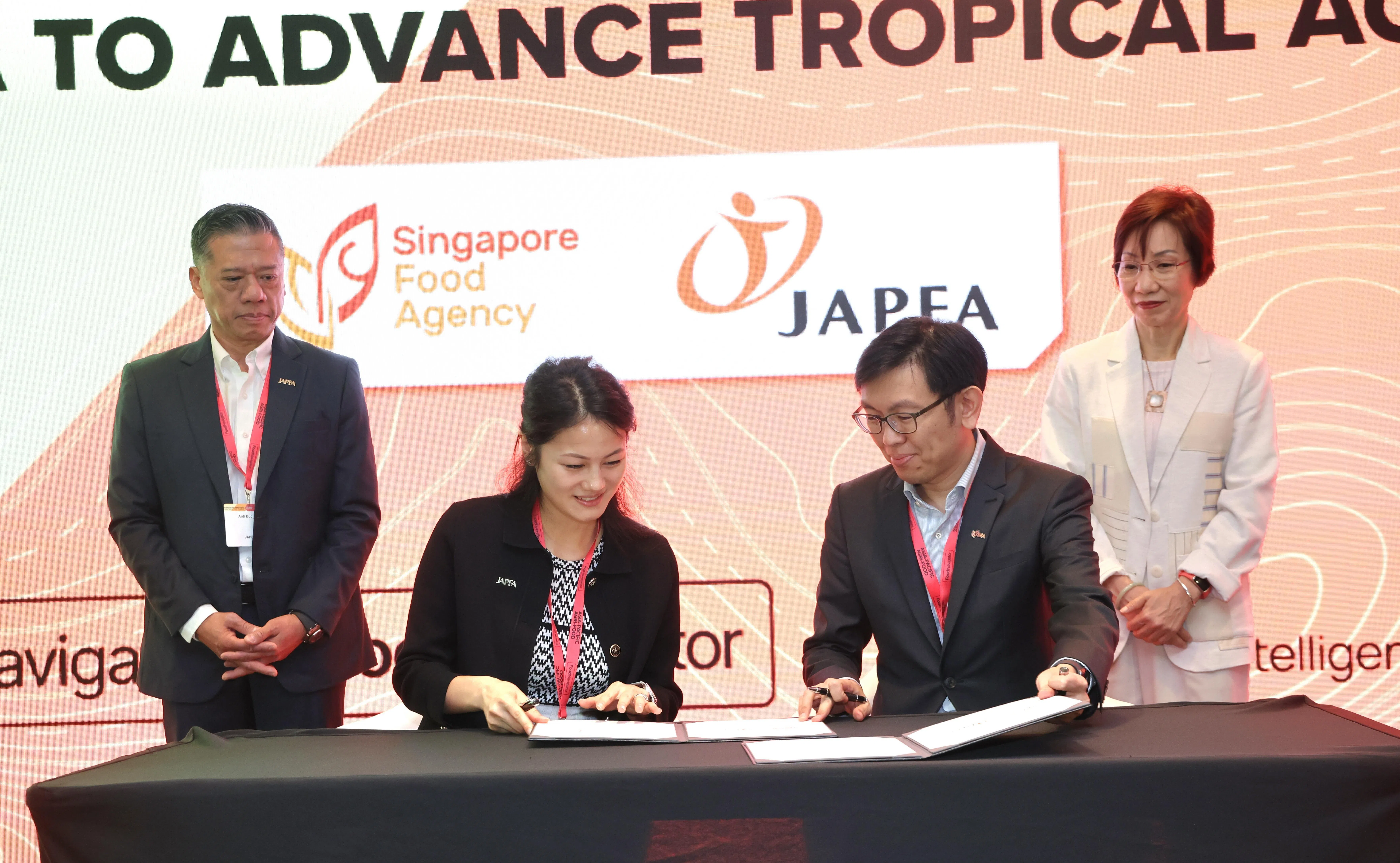 新加坡食品局与亚洲领先的综合农业食品公司佳发公司（JAPFA）签署合作备忘录，探索并发展热带水产养殖领域的战略研发伙伴关系。右一是傅海燕。（梁麒麟摄）