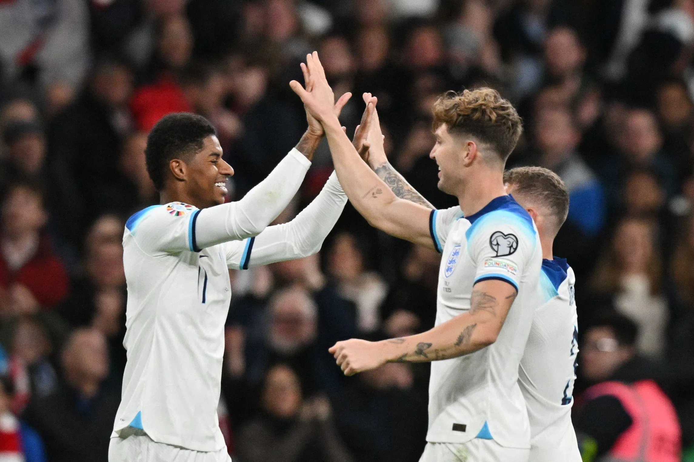 拉什福德（左）进球后，和队友击掌。（法新社）