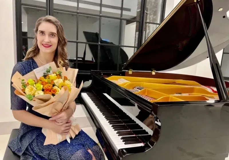 黄品源的二婚对象艾琳拥有钢琴艺术博士学位。（取自艾琳微博）