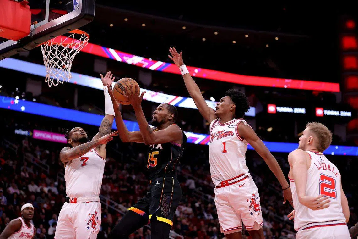 太阳前锋杜兰特（黑衣，35号）在太阳战胜火箭的比赛中，砍下三双数据。（路透社）