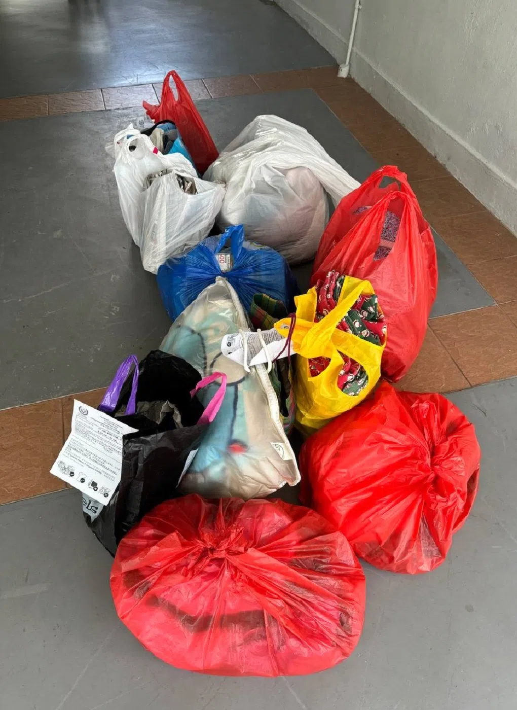 学生收集到不少 “战利品”。（淡马锡初级学院提供）