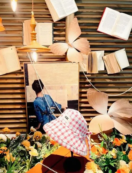 有些风景，不写在清单上，却刚好撞进生活里。就像我逛街那天偶然发现的这家服装店，从装潢设计到服装风格，每一处都带着独特的韵味。（周佳铃摄）