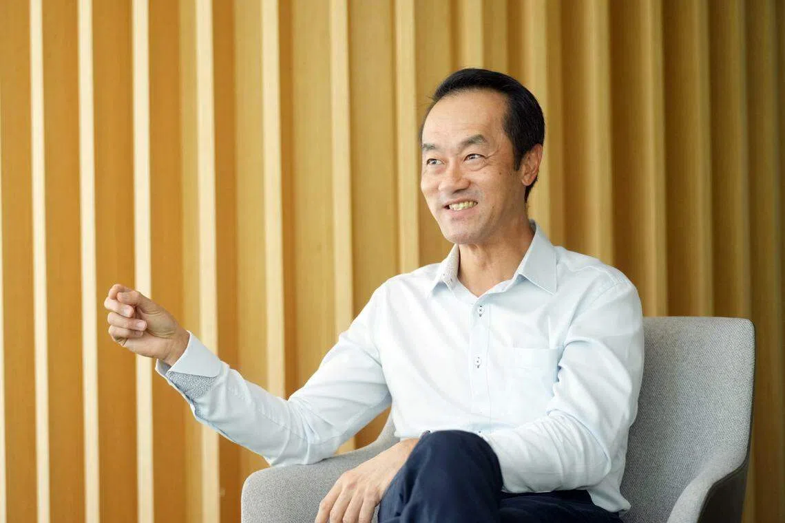 永续发展与环境部兼人力部高级政务部长许宝琨医生5月初接受《联合早报》访问。（谢智扬摄）