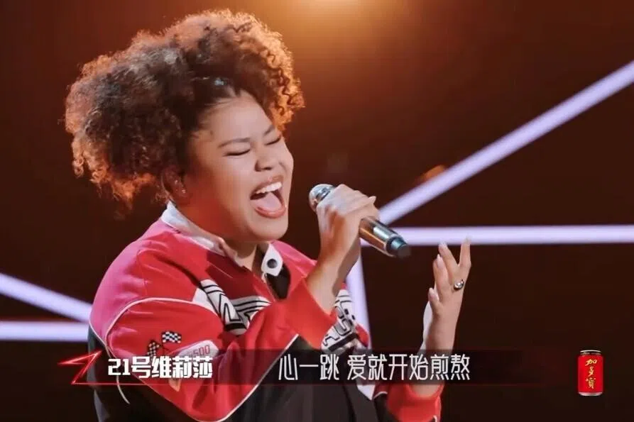 《中国好声音》在2023年爆出导师李玟被霸凌的丑闻，以及随后更多的争议后，最终停播。近期，马来西亚混血选手维莉莎在《一起开麦吧》的演唱炸裂全场，原来她2023年就打进了《中国好声音》并加入周华健战队，却因节目停播打断了星路。