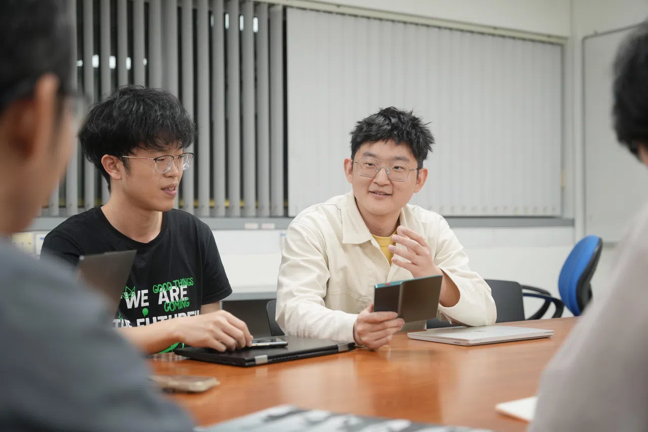 姜一（右）现在是新加坡国立大学读书会主要负责人。（谢智扬摄）