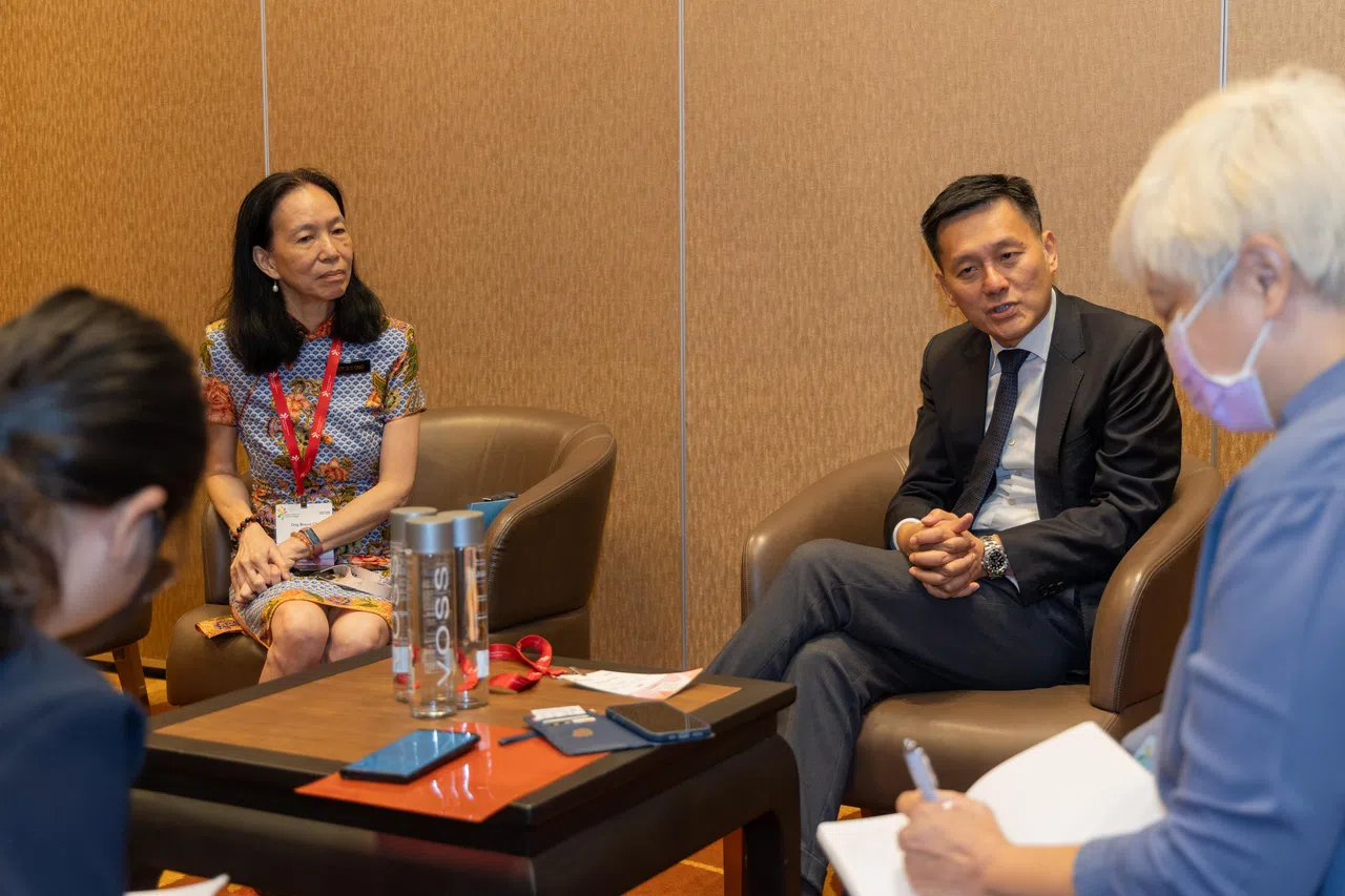亚洲医疗领导力与管理学院院长王妙基教授（左一）和新保集团杜克—国大全球健康研究所署长陈向勤客座副教授在新加坡医疗管理大会间隙，接受媒体采访。（吴先邦摄）