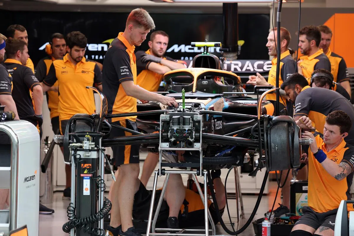 迈凯伦车队的工作人员正在对赛车进行组装检测。（邝启聪摄）