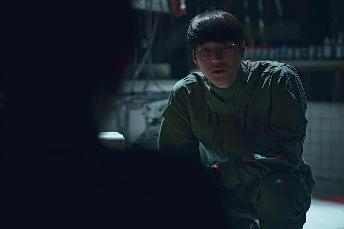 高庚杓饰演变态杀人魔，喜欢把尸体装饰成艺术品展示。（图片由Disney+提供）