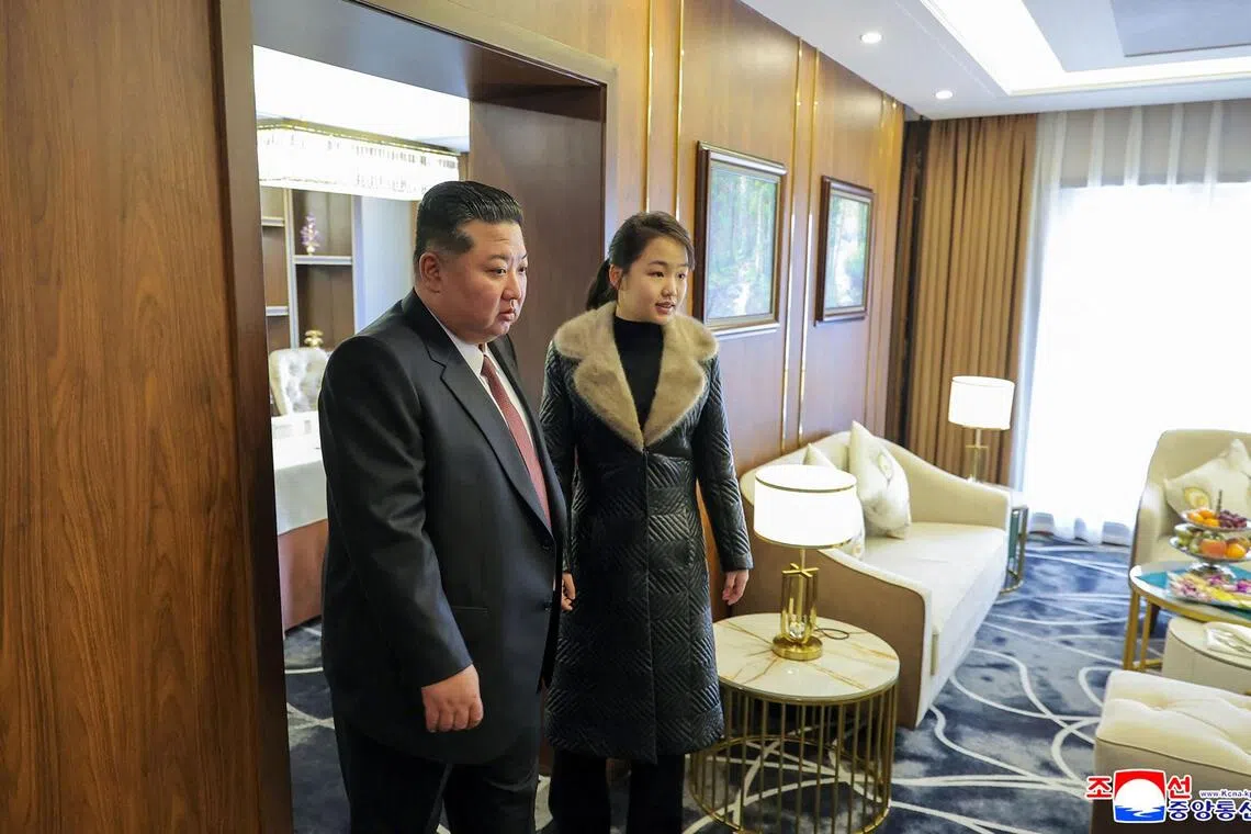 金正恩和女儿金珠爱视察了三池渊旅游景区一家酒店的客房。（法新社）