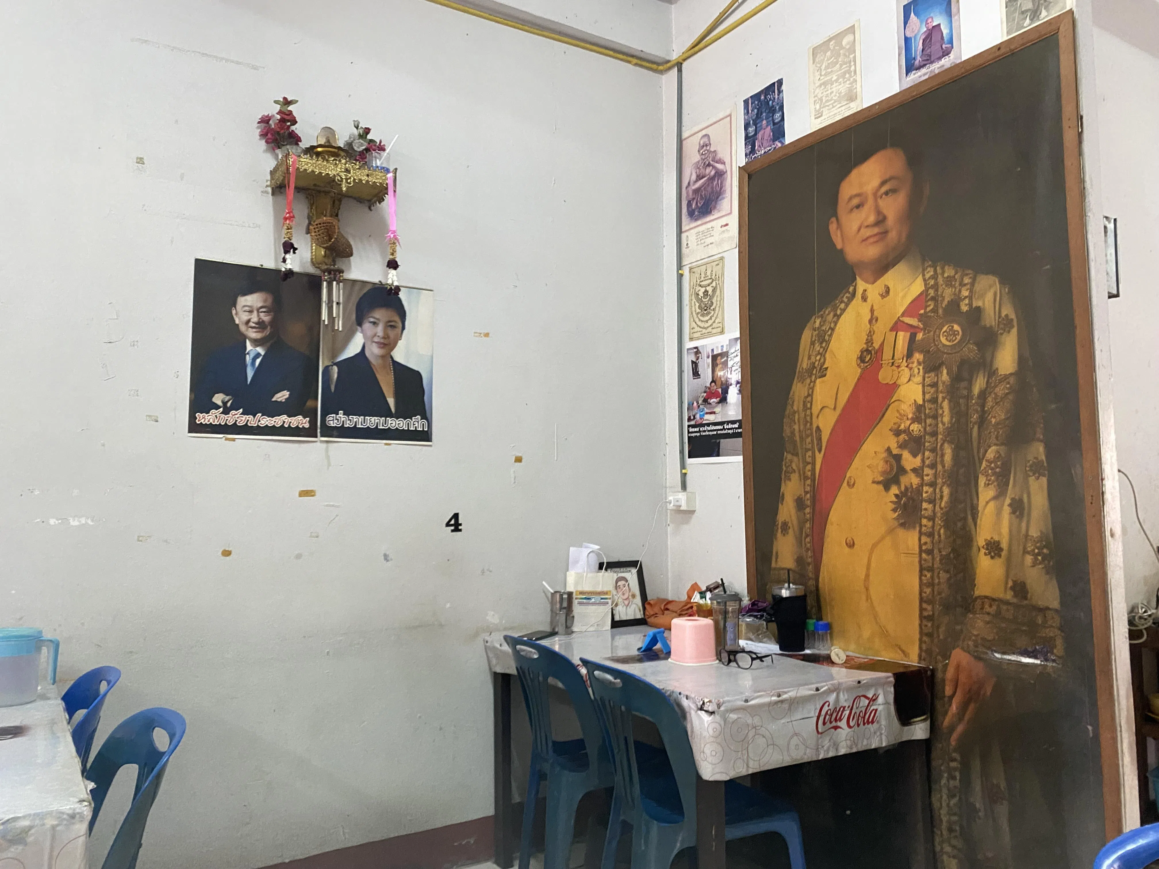 清迈府山甘烹县蔡叔面馆挂有多张达信照片，面馆第一代老板蔡叔是达信父亲旧识，也是达信支持者。（邴泓剑摄）