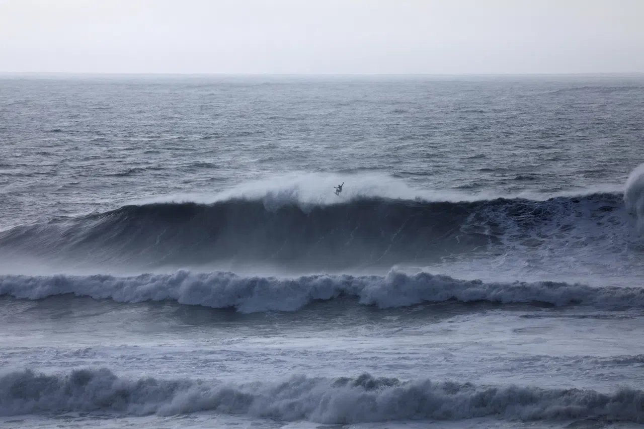 美国气象局说，加州中北部沿海的海浪警告一直将持续到当地时间星期五早晨，海浪高度为8米至10米。（路透社）