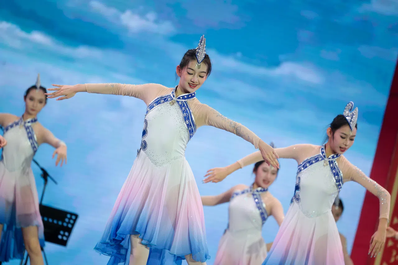 来自中国云南红河州的“风从云南来”演出团队在春到河畔为公众带来歌舞表演。（张俊杰摄）