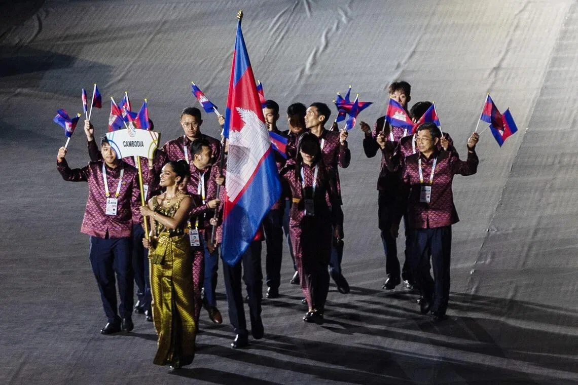 柬埔寨代表团（图）在东运开幕式出场时遇冷，只获得零星的掌声。（白艳琳摄）