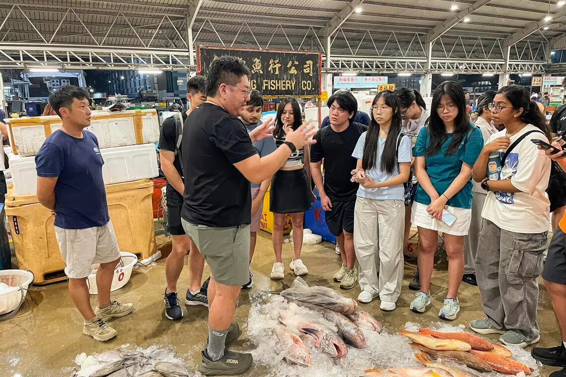 由Pasarfish推出的其中一项导览活动，是带领公众在凌晨参观我国硕果仅存的裕廊渔港，了解本地渔业产业的演变。（Pasarfish提供）