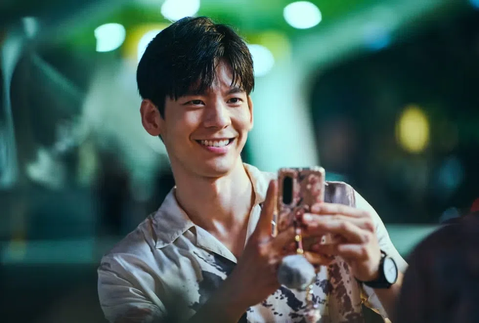 满脸笑容的阿翰帮人拍照后，做出让人意想不到的举动。（互联网）