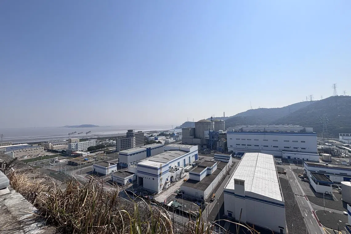 从方家山观景平台俯瞰秦山核电基地，前方两个灰色圆柱体为方家山两台百万千万级压水堆。（黎康摄）