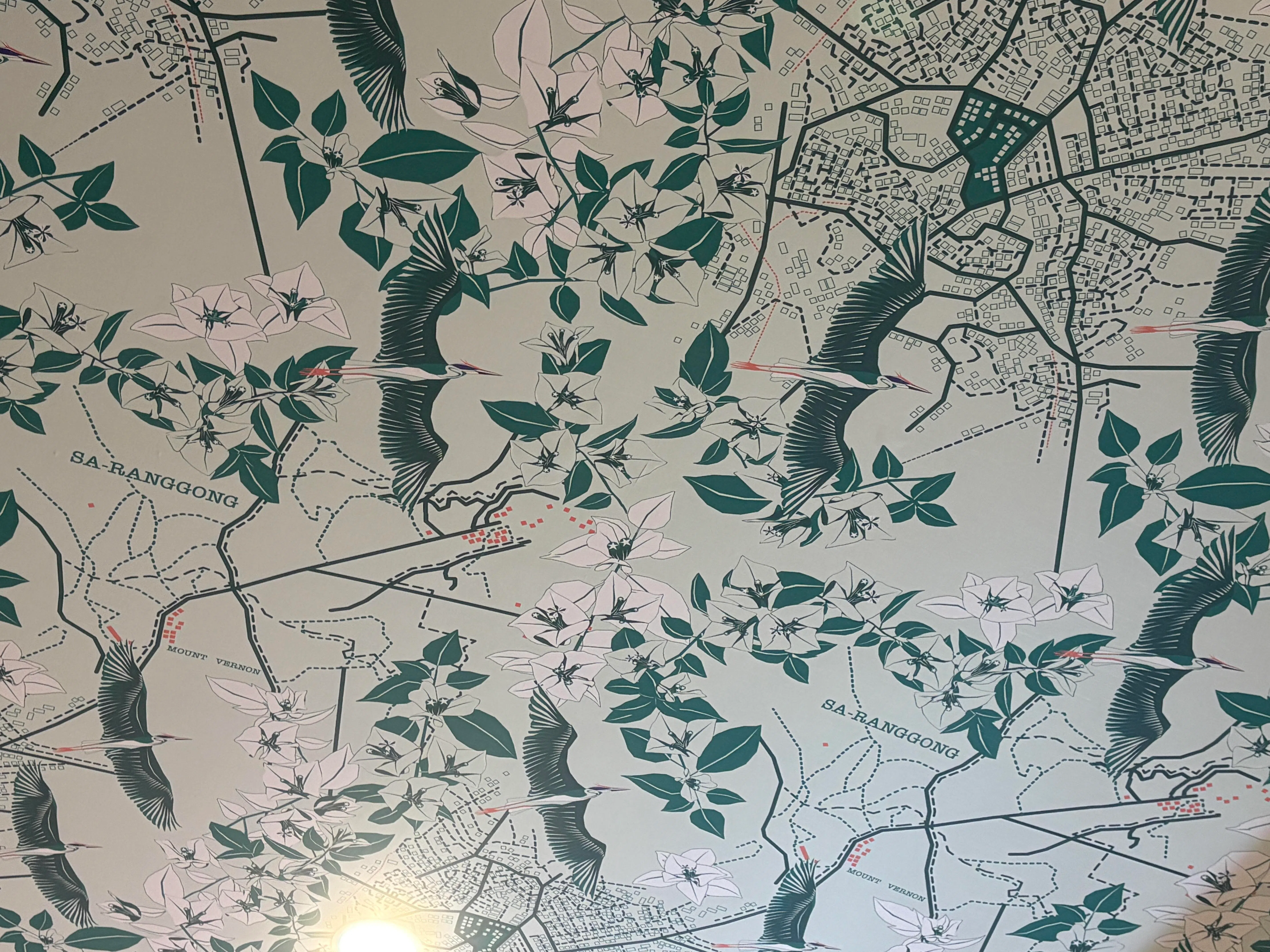 湿巴刹的天花板设计别出心裁，元素包括飞翔的鹭鸶（Ranggong）、实龙岗在19世纪初的旧称“Sa-ranggong”，以及花卉和地图，为空间增添视觉美感。（黄银川摄）