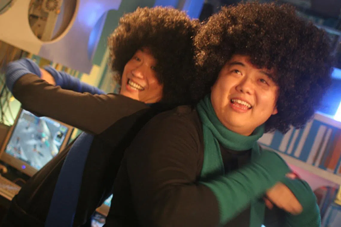 郑中基（左）和林子聪在《至尊无赖》扮卧底造型夸张搞笑。（互联网）