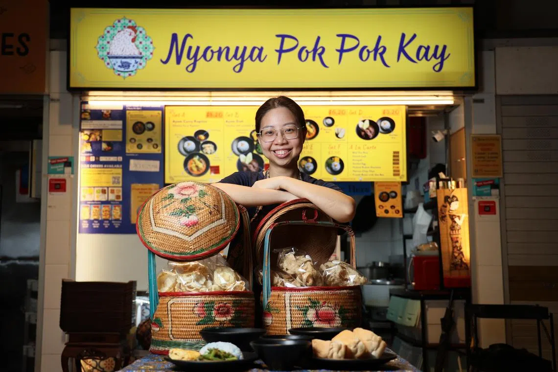 Nyonya Pok Pok Kay主打甲必丹咖喱鸡和不辣酱油鸡，再搭配一菜一蛋成套餐。（龙国雄摄　）