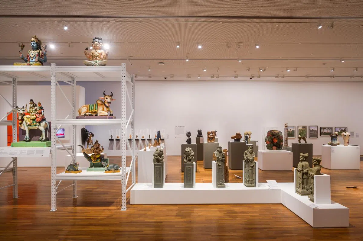 武吉布朗坟场墓碑塑像和西瓦兴都庙的宗教塑像出现在展厅。（主办方提供照片）