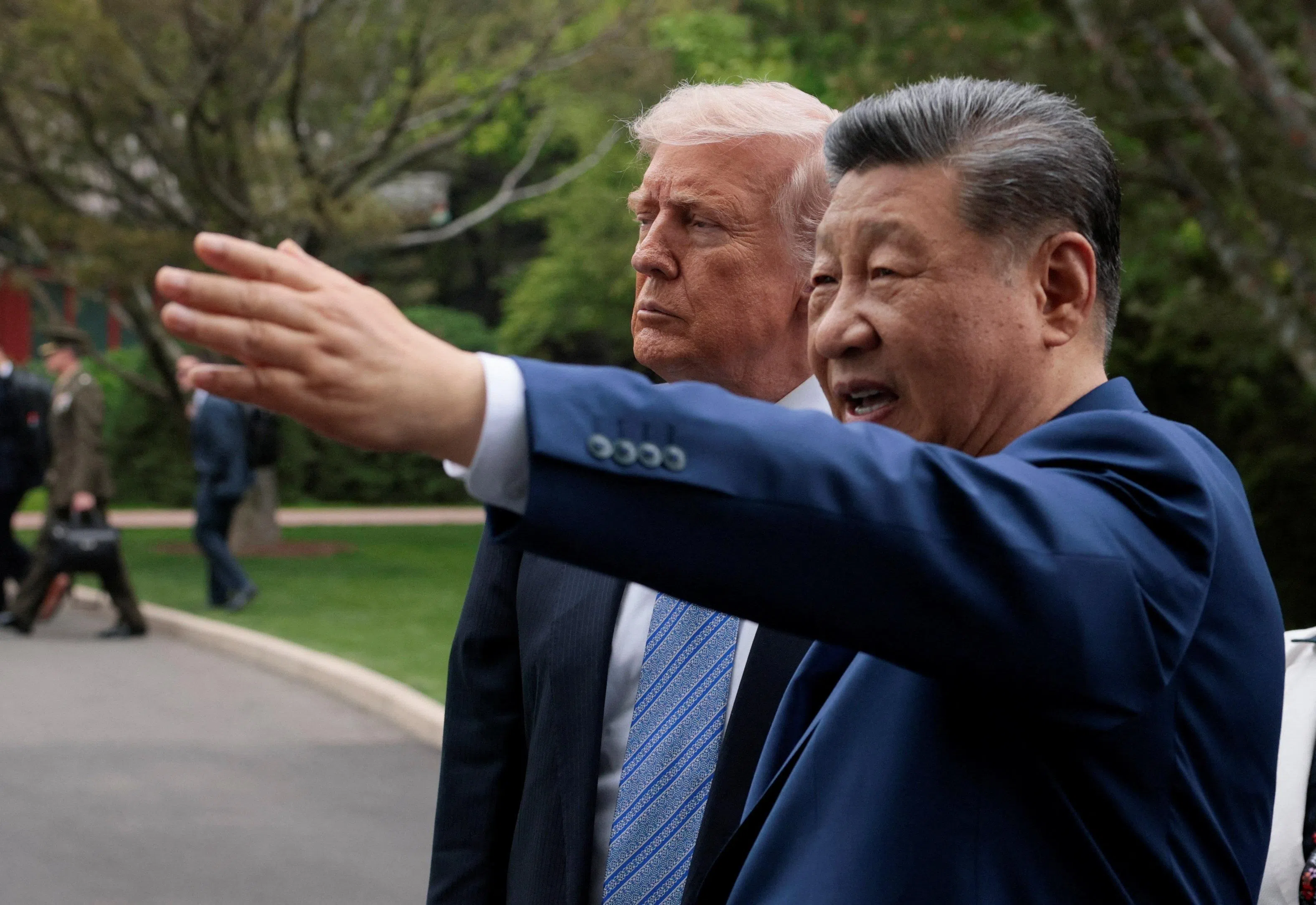习近平与特朗普在中南海交谈。（路透社）