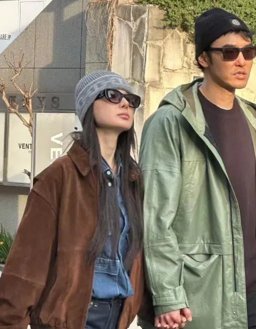 有网民目击阮经天与女友十指紧扣逛街，女方的正面首度曝光。（互联网）