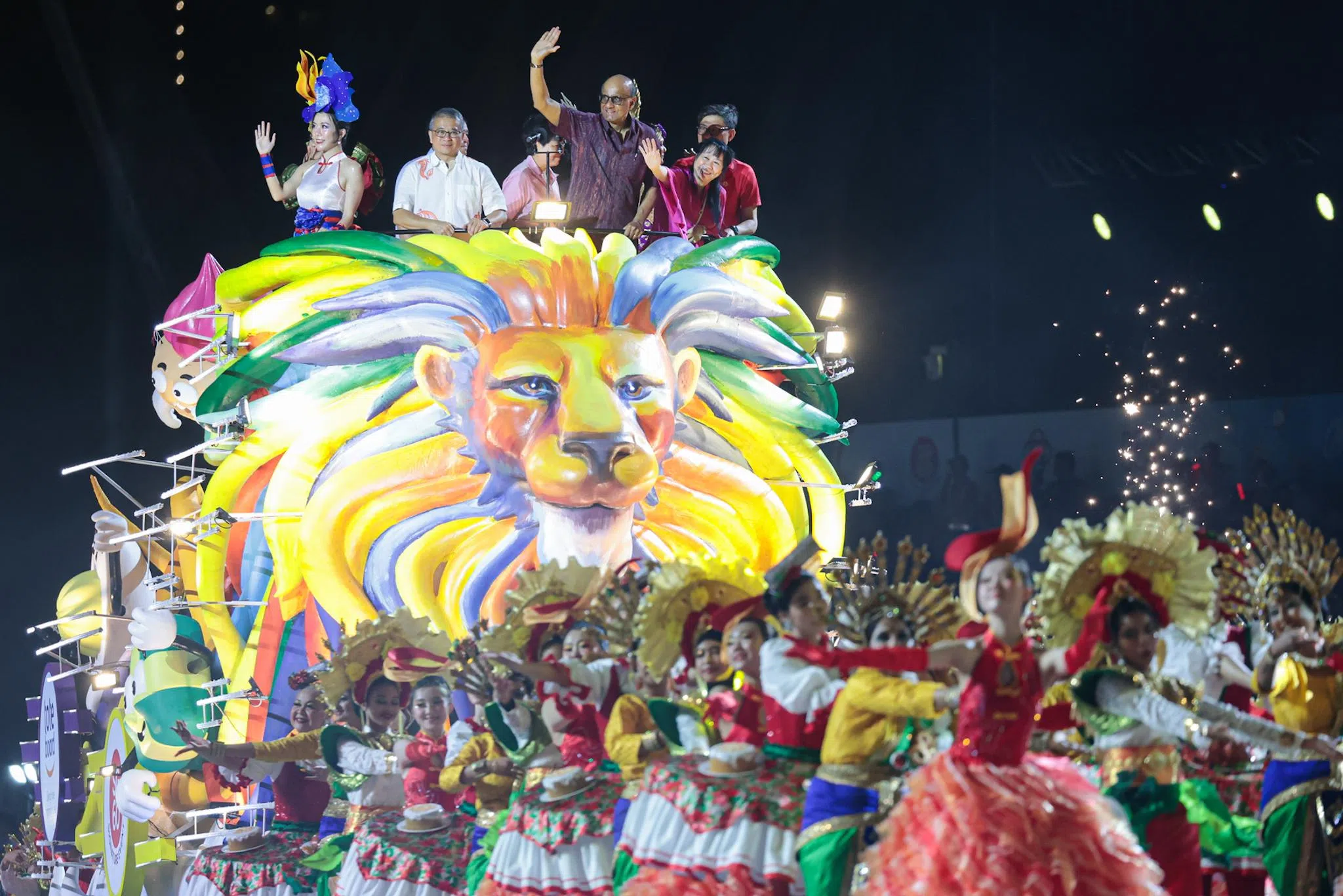 尚达曼总统（右二）和夫人珍一藤木（右一），文化、社区及青年部长兼律政部第二部长唐振辉（左二），共同乘坐华丽花车入场。这辆花车为SG60妆艺雄狮。（李冠卫摄）