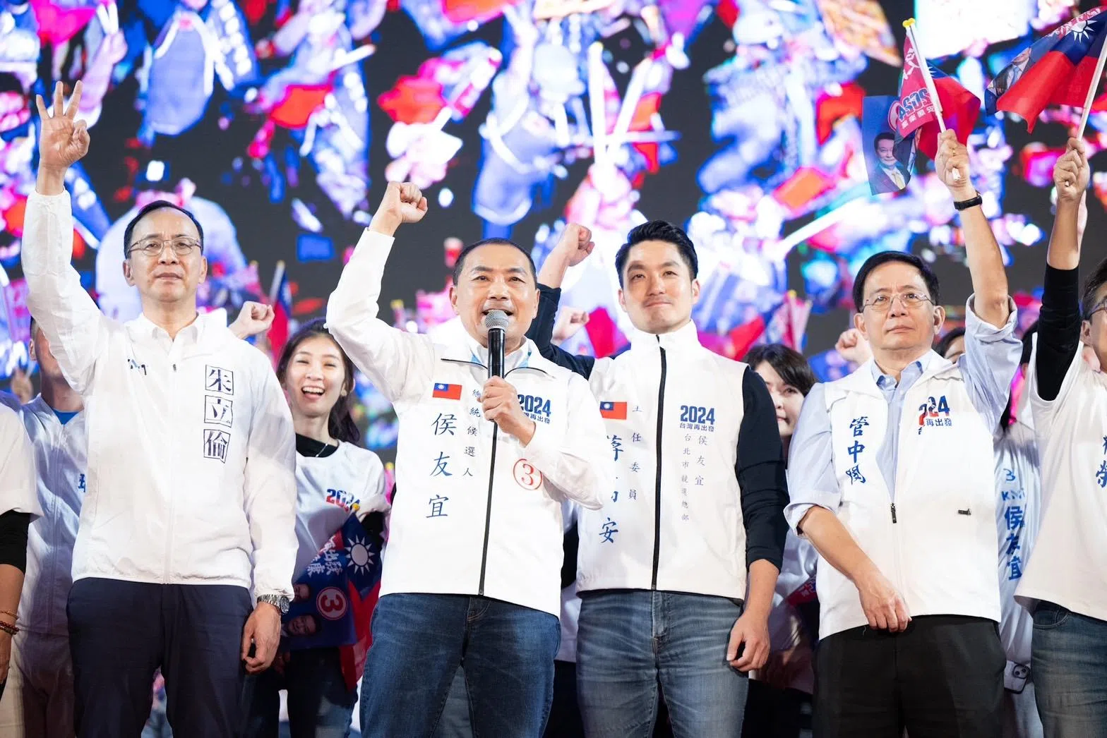 国民党星期天（1月7日）在高雄梦时代购物中心旁造势，台大前校长管中闵（右一）首次在选举造势活动站台，力挺侯友宜（左二）当选总统。（国民党提供）