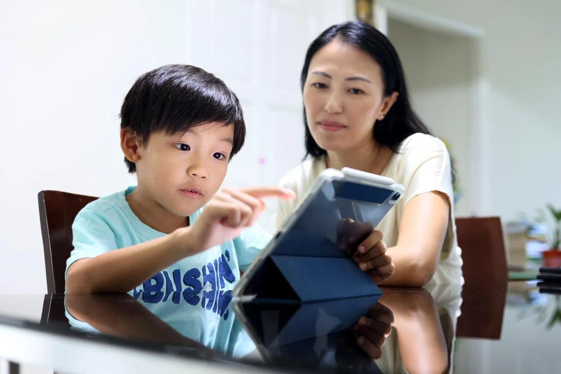 孩童屏幕使用指导原则更新后，将明文建议三岁至六岁孩童使用电脑和手机等的时长，每天在校外不应超过一小时；七岁至12岁孩童每天不超过两小时，除非与学习课业有关。（档案照片）