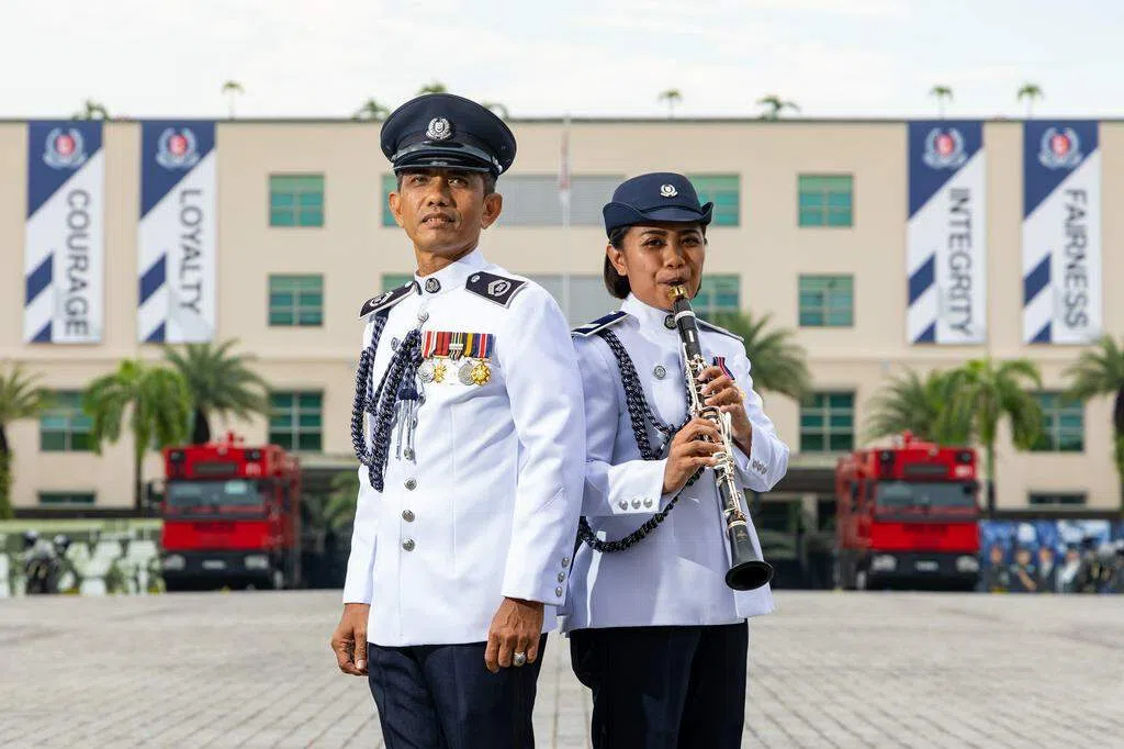 警队乐队父女档 父伤女儿上阵完成演出 